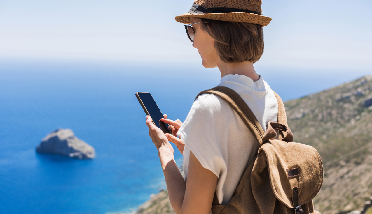 Smart Tourism real time insight & information - Women phone information beach sea hat